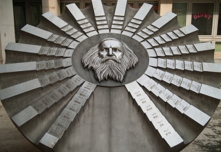 Mendeléiev y la tabla periódica. Monumento en Bratislava.